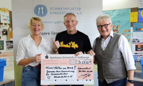 Foto: Michael Horling auf dem Foto von links: Dagmar bebersdorf (Stellv. Vorsitzende Schweinfurter Kindertafel ) Michl Müller (Kabarettist u. Schirmherr) Stefan Labus (Vorsitzender Schweinfurter Kindertafel )