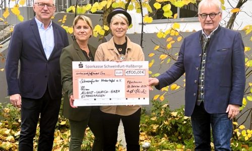 Foto (von links nach rechts): August Schneider (Geschäftsführer August Ullrich GmbH), Pia Schiebl, Steffi List, Stefan Labus (Vorsitzender Schweinfurter Kindertafel e.V.) Fotografin: Marion Albert