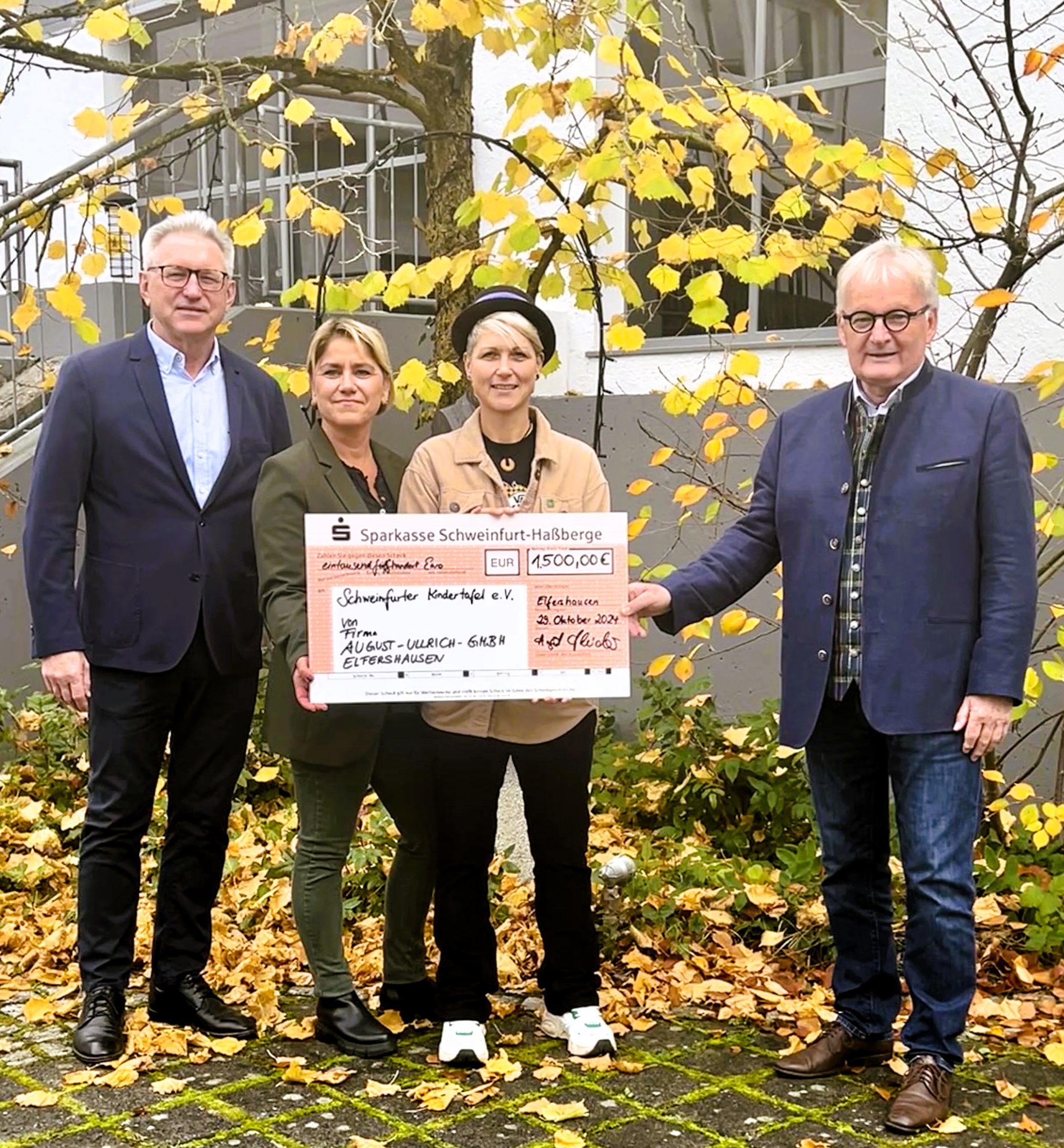 Foto (von links nach rechts): August Schneider (Geschäftsführer August Ullrich GmbH), Pia Schiebl, Steffi List, Stefan Labus (Vorsitzender Schweinfurter Kindertafel e.V.) Fotografin: Marion Albert