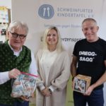 Unser Bilder zeigen Michl Müller sitzend links und stehend rechts, jeweils zusammen mit Kindertafel-Vorstand Stefan Labus und Sabrina Neckov, der Leiterin der Schweinfurter Friedrich-Rückert-Grundschule. Foto: Michael Horling