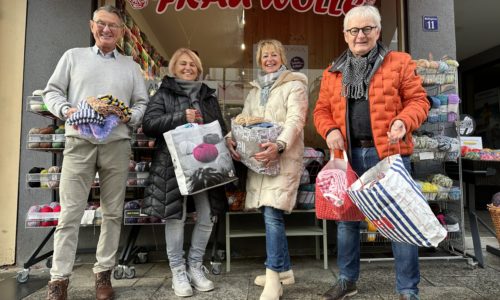 Foto: Fabian Fischer v. links Uwe Büchel, Andrea Büchel (Inhaberin Frau Wolle)  Dagmar Bebersdorf und Stefan Labus (SW Kindertafel)