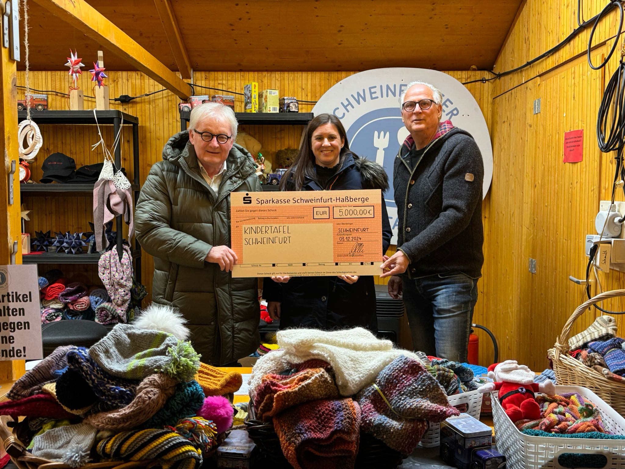 Foto:Lena Pfister- von links Stefan Labus ( Vorsitzender Schweinfurter Kindertafel ) Carolin Glöckle (GF Untertrnehmensgruppe Glöckle) Peter Kruse (Botschafter Schweinfurter Kindertafel )