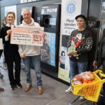 Unser Bild zeigt von links: Stefan Labus, ALDI-SÜD-Regionalverkaufsleiterin Stephanie Bader, den stellvertretenden Vorstand Rainer Zink und Botschafterin Steffi List von der Kindertafel sowie den Niederwerrner Filialleiter Uwe Ulbricht. Foto: Michael Horling