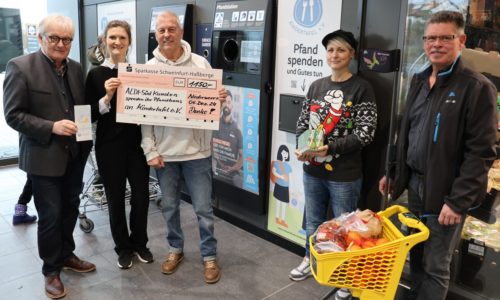 Unser Bild zeigt von links: Stefan Labus, ALDI-SÜD-Regionalverkaufsleiterin Stephanie Bader, den stellvertretenden Vorstand Rainer Zink und Botschafterin Steffi List von der Kindertafel sowie den Niederwerrner Filialleiter Uwe Ulbricht. Foto: Michael Horling