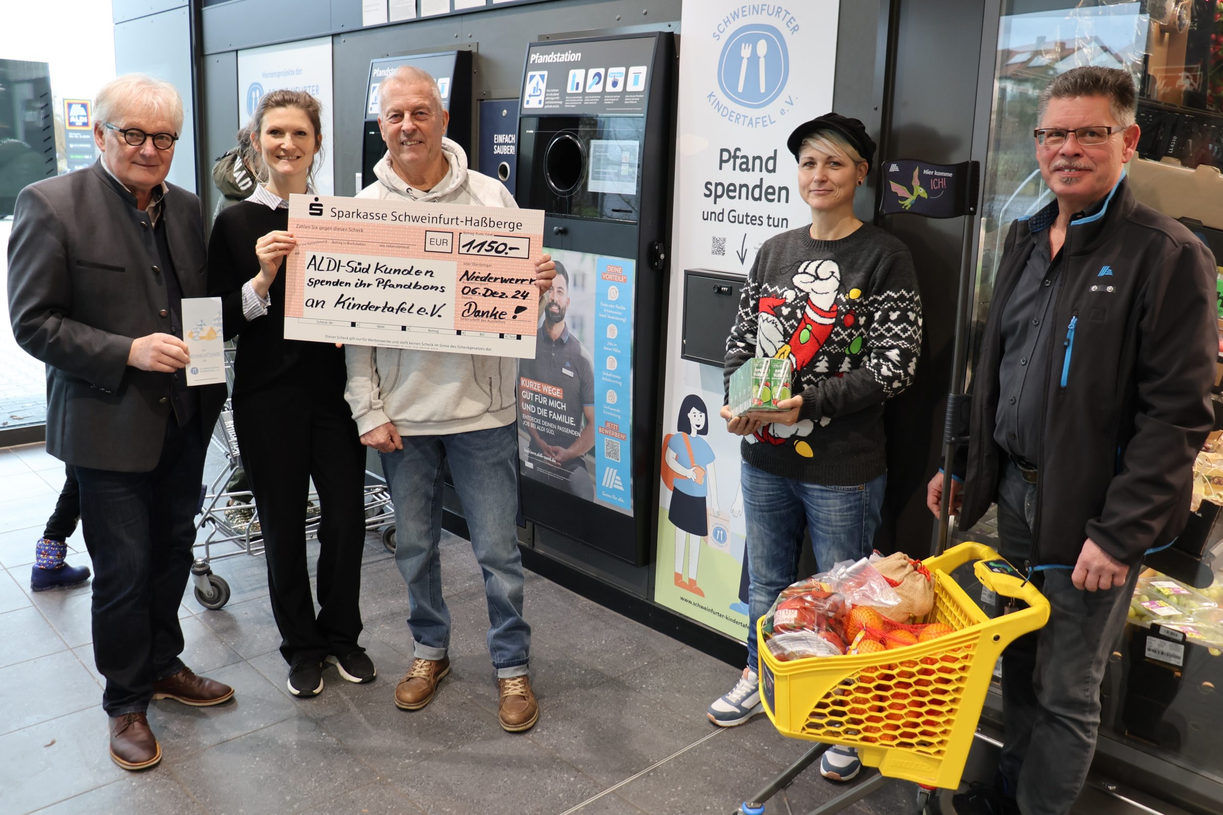 Unser Bild zeigt von links: Stefan Labus, ALDI-SÜD-Regionalverkaufsleiterin Stephanie Bader, den stellvertretenden Vorstand Rainer Zink und Botschafterin Steffi List von der Kindertafel sowie den Niederwerrner Filialleiter Uwe Ulbricht. Foto: Michael Horling