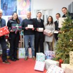 Unser Bild mit allen Personen im Weihnachtshaus zeigt von links: Kindertafel-Vorsitzender Stefan Labus mit seinem Vorstandkollegen Rainer Zink (Dritter von links), dazwischen und rechts daneben jeweils vom Hauptzollamt Schweinfurt Anna-Lena Gernert, Julian Mauchel, Stephanie Volk, Stefan Schramm und Benedikt Danz. Foto: Michael Horling