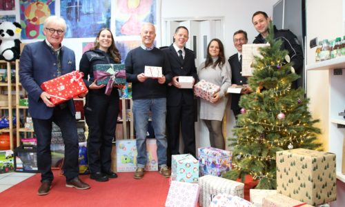 Unser Bild mit allen Personen im Weihnachtshaus zeigt von links: Kindertafel-Vorsitzender Stefan Labus mit seinem Vorstandkollegen Rainer Zink (Dritter von links), dazwischen und rechts daneben jeweils vom Hauptzollamt Schweinfurt Anna-Lena Gernert, Julian Mauchel, Stephanie Volk, Stefan Schramm und Benedikt Danz. Foto: Michael Horling