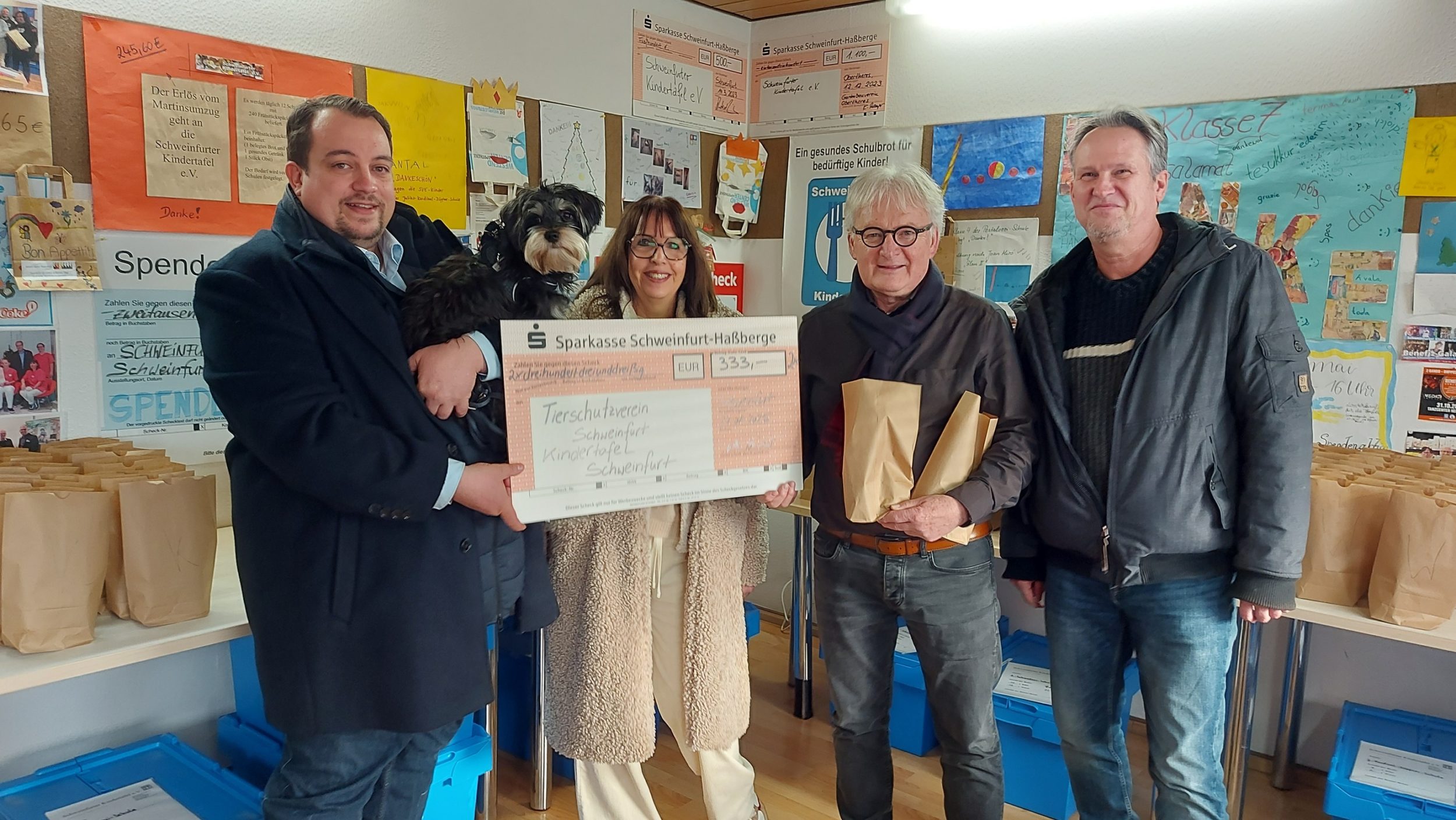 Unser Bild zeigt von links den Tierschutzverein-Vorsitzenden Johannes Saal mit seinem Hund Willi, Andrea Hüser, den Kindertafel-Vorsitzenden Stefan Labus und Michael Horling. Foto: Petra Moritz