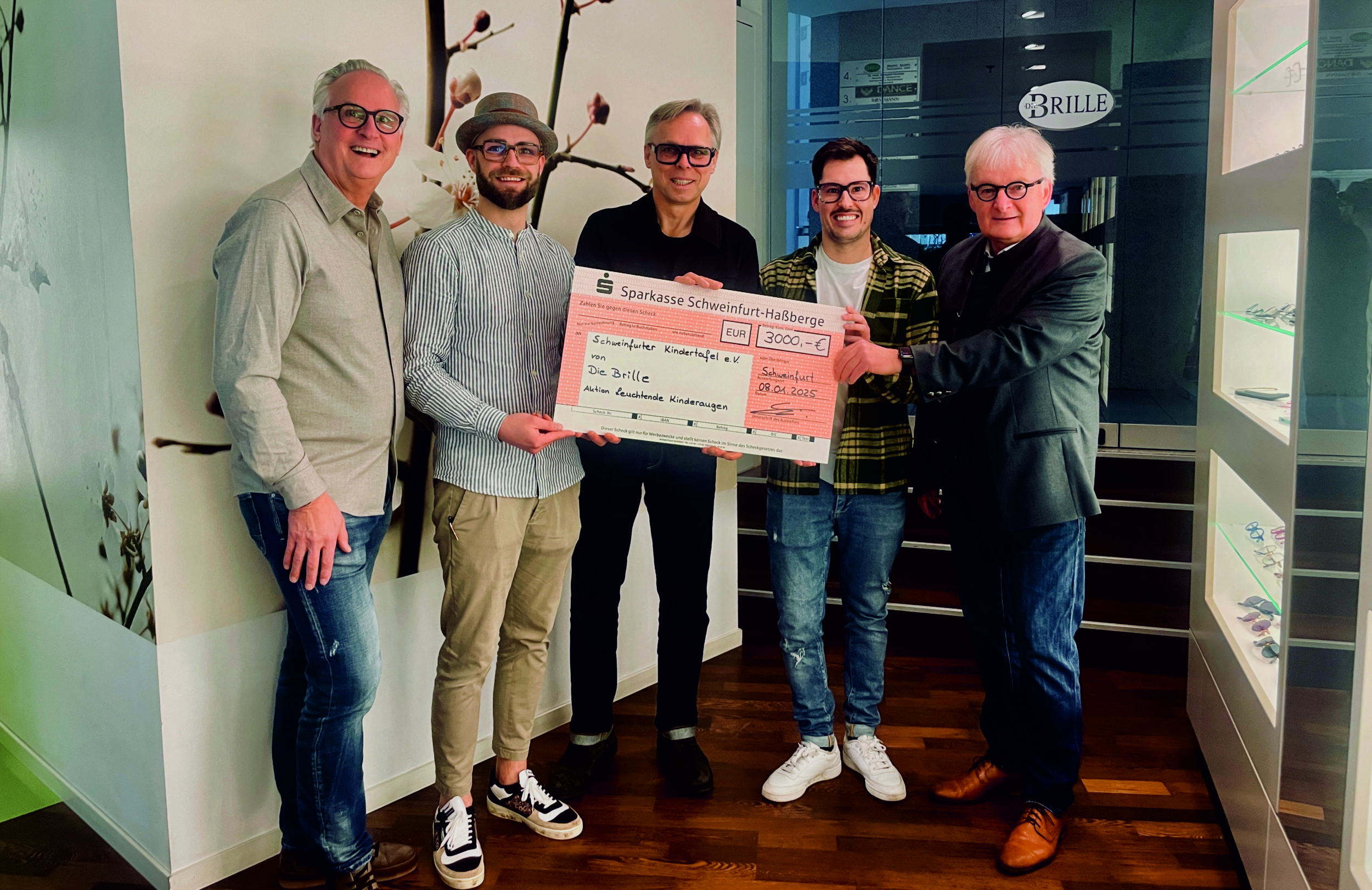 Bild von links: Peter Kruse (Botschafter Kindertafel) Tobias Sterzinger (GF Brille) Klaus Keller( GF Brille) Benjamin Schneider (Brille Volkach) und Stefan Labus (Kindertafel ) Foto: Veronika Schlegel