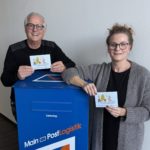 Unser Bild zeigt Martina Schöderlein (rechts), die Verkaufsleitung der Main-Post-Logistik GmbH, zusammen mit Peter Kruse, dem Botschafter der Schweinfurter Kindertafel Foto: Jutta Ulbrich