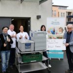 Auf unserem Bild mit allen Personen von links: Rainer Zink und Steffi List (2. Vorsitzender und Botschafterin der Kindertafel), vom Team der Mönchskutten-Köche Rainer Otto und Jasmin Güc, Jasmin Braun (Leitung sozialer Dienst), Kindertafel-Vorsitzender Stefan Labus und Dominik Küfner (Einrichtungsleitung Haus an den Mönchskutten) Fotos: Michael Horling