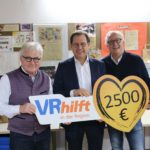 Foto: Michael Horling Das Bild zeigt von links: Stefan Labus (Kindertafel), Frank Hefner (Vorstand der VR-Bank Main-Rhön) und Peter Kruse (Botschafter der Schweinfurter Kindertafel).