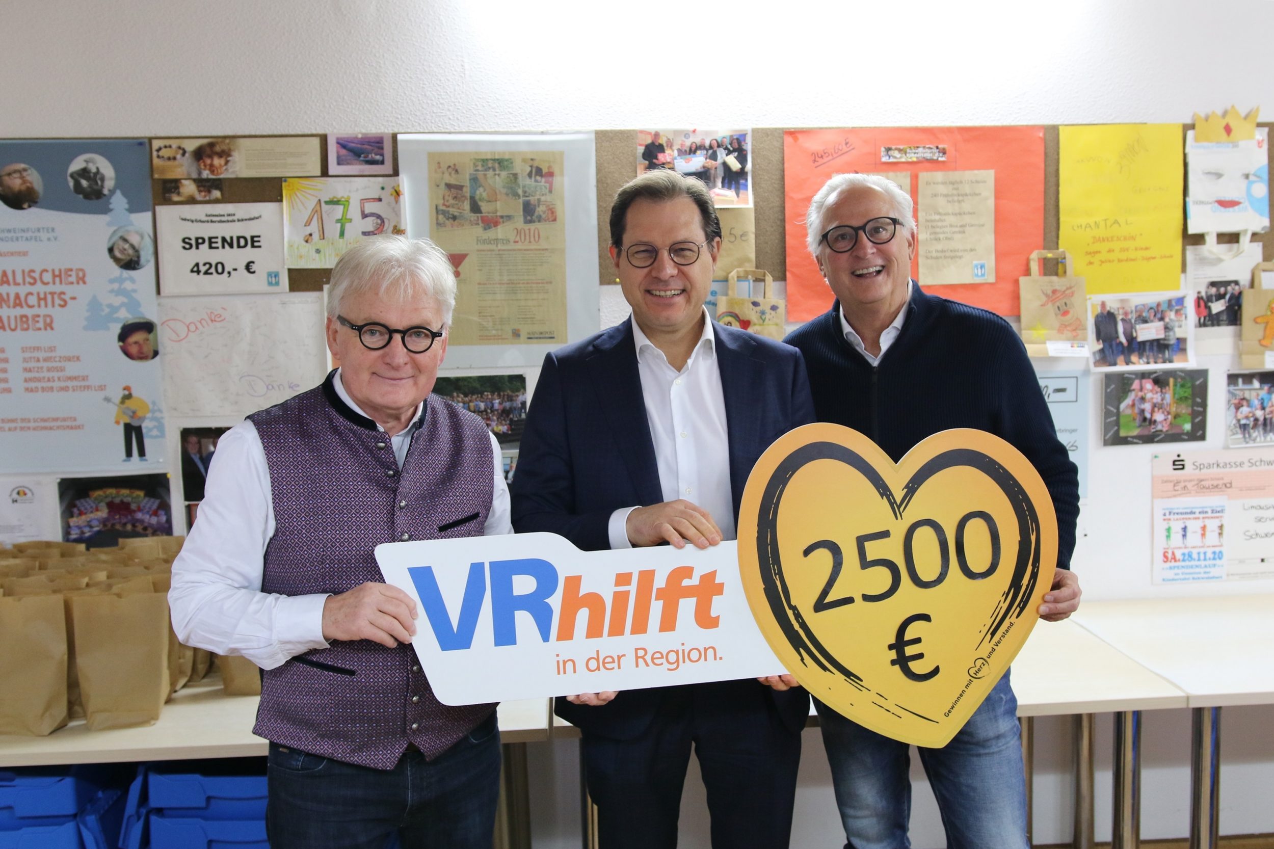 Foto: Michael Horling Das Bild zeigt von links: Stefan Labus (Kindertafel), Frank Hefner (Vorstand der VR-Bank Main-Rhön) und Peter Kruse (Botschafter der Schweinfurter Kindertafel).