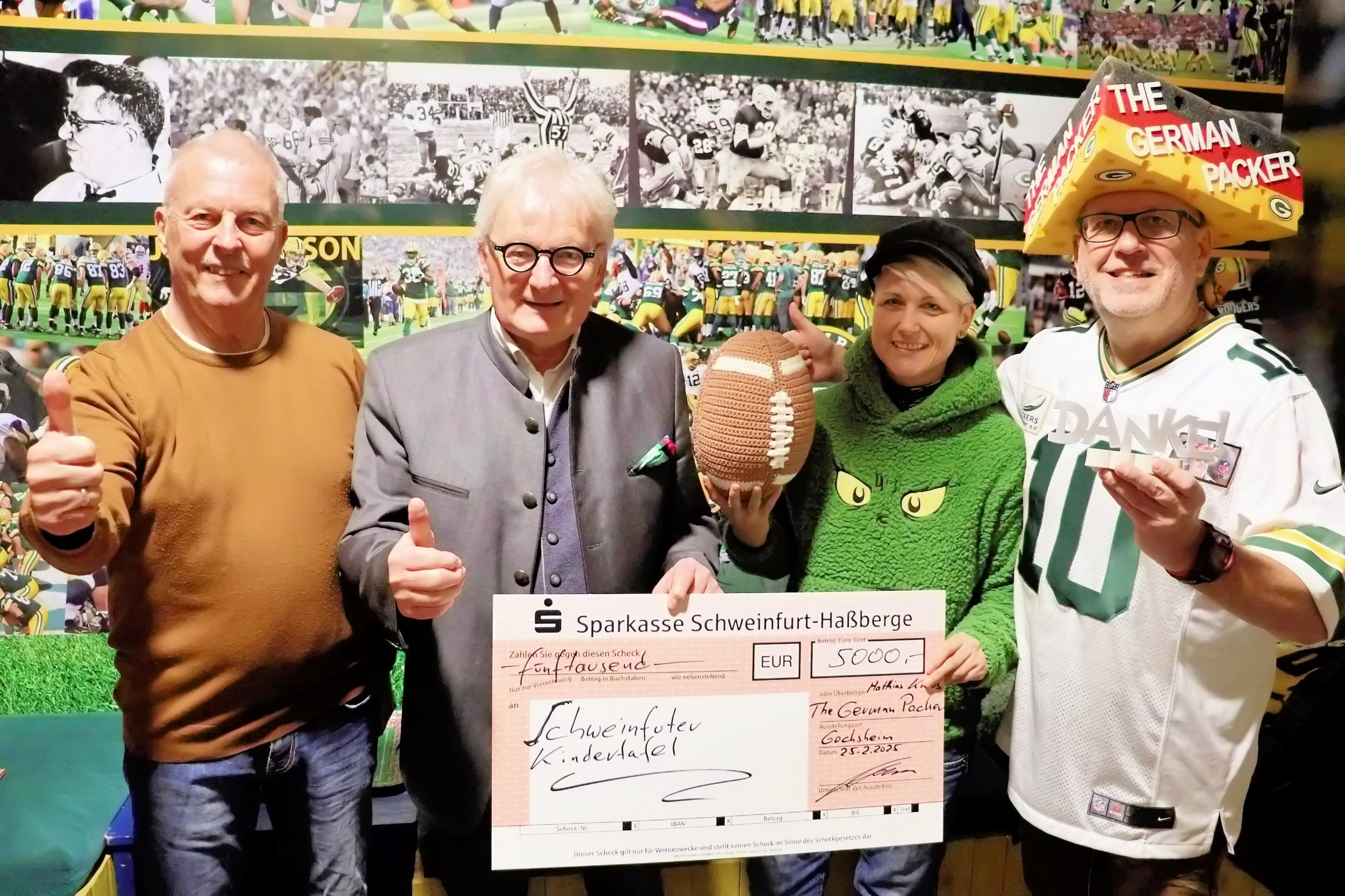 Auf dem Gruppenbild von links bei der Scheckübergabe: Der stellvertretende Kindertafel-Vorsitzende Rainer Zink, Kindertafel-Vorsitzender Stefan Labus. Kindertafel-Botschafterin Steffi List und Spender Matthias Kraus („The German Packer") Foto: Michael Horling