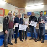 Auf dem Bild : Kristina Herbst und Markus Bloch (Gemeinsam für Schweinfurt) bei der Übergabe an Stefan Labus (Kindertafel) und Verein Levi Foto. Fabian Fischer