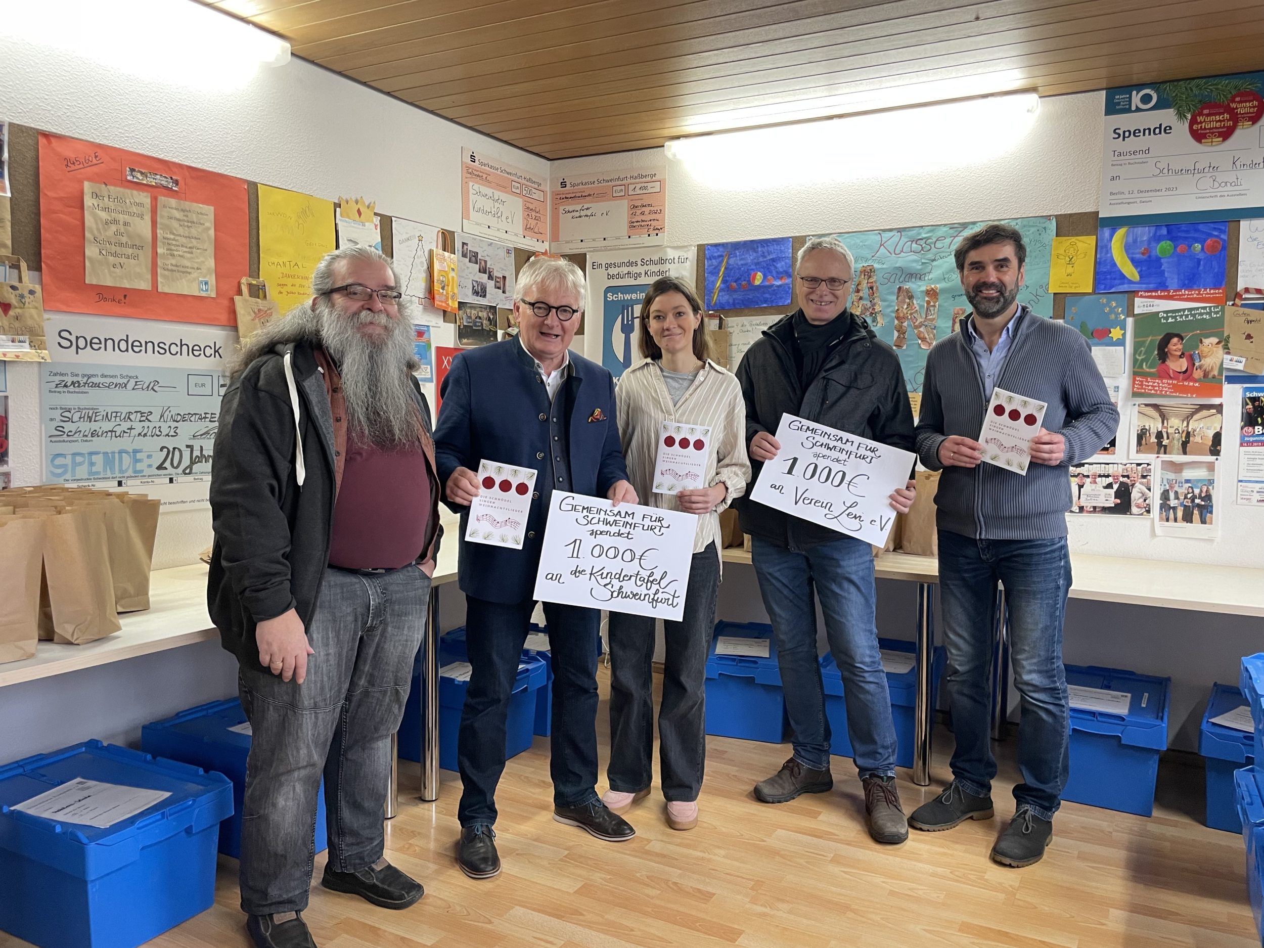 Auf dem Bild : Kristina Herbst und Markus Bloch (Gemeinsam für Schweinfurt) bei der Übergabe an Stefan Labus (Kindertafel) und Verein Levi Foto. Fabian Fischer