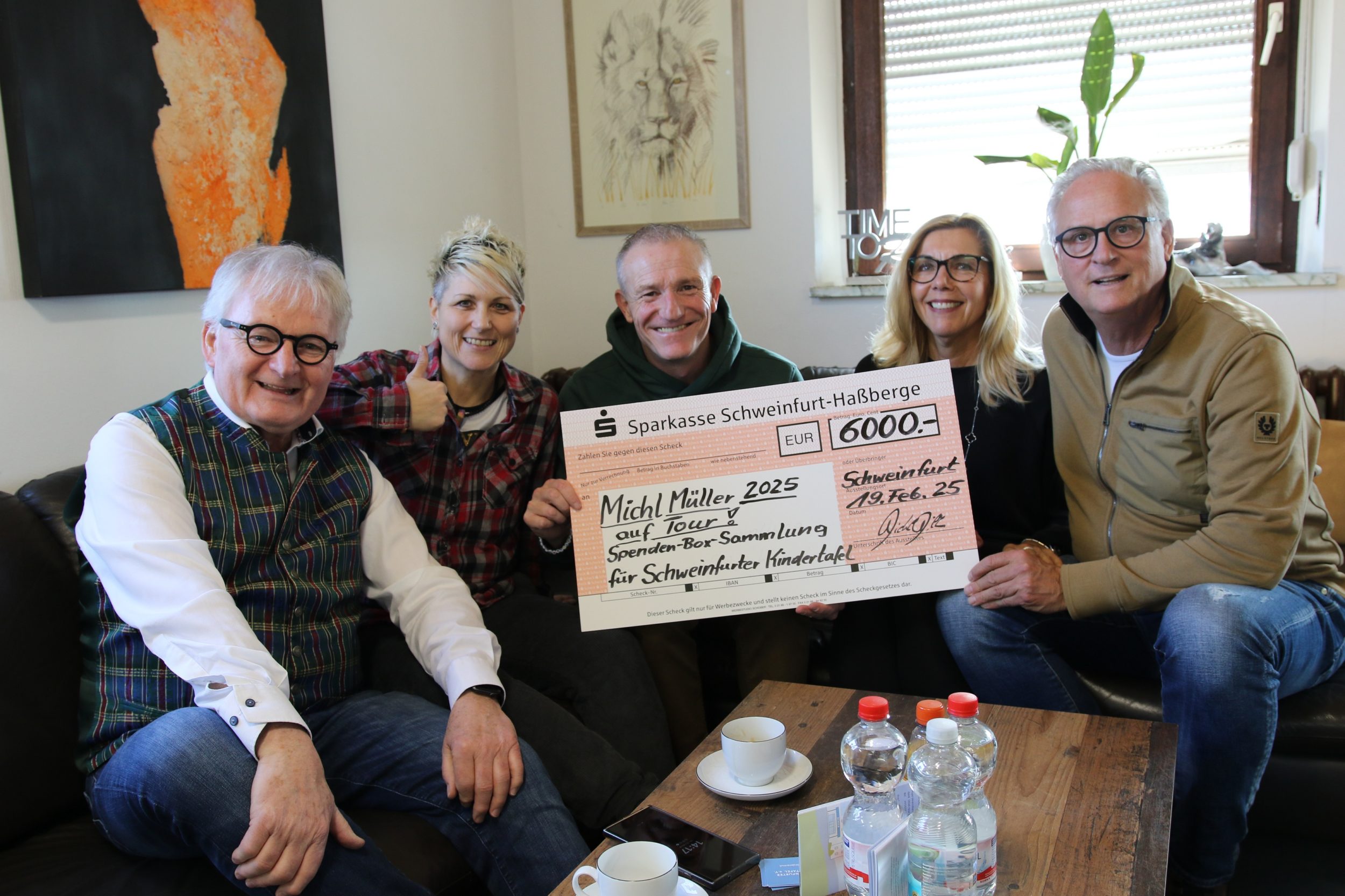 Unser Bild bei der Spendenübergabe zeigt von links: Kindertafel-Vorstand Stefan Labus, Kindertafel-Botschafterin Steffi List, Kabarettist und Musiker Michl Müller, Jutta Ulbrich und Kindertafel-Botschafter Peter Kruse. Foto: Michael Horling 