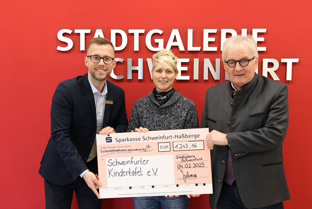 Auf dem Bild von links: Stadtgalerie-Center-Manager Alexander Kuckshaus, Kindertafel-Botschafterin Steffi List und Kindertafel-Vorstand Stefan Labus. Foto: Michael Horling