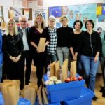 Unser Bild mit den drei Personen zeigt den Kindertafel-Vorsitzenden Stefan Labus beim Tragen der Frühstücks-Boxen neben Sabrina Neckov (Mitte) und Anna Stolz (rechts). Foto : Michael Horling